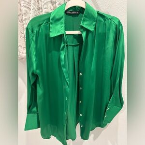 Green Zara blouse, size XS but fits like a S. It it oversized.